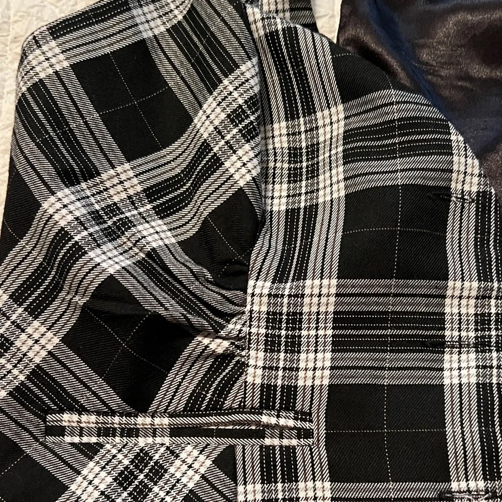 Charlotte Russe Black and White Plaid Vest - Picture 5 of 8